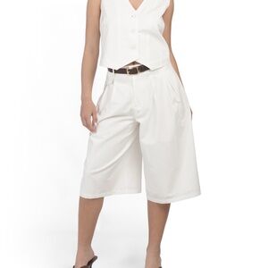 Chic White Women's Capris